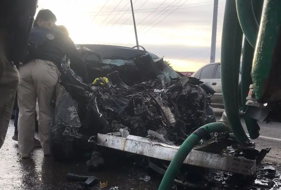 Carro desecho tras impactarse en pipa