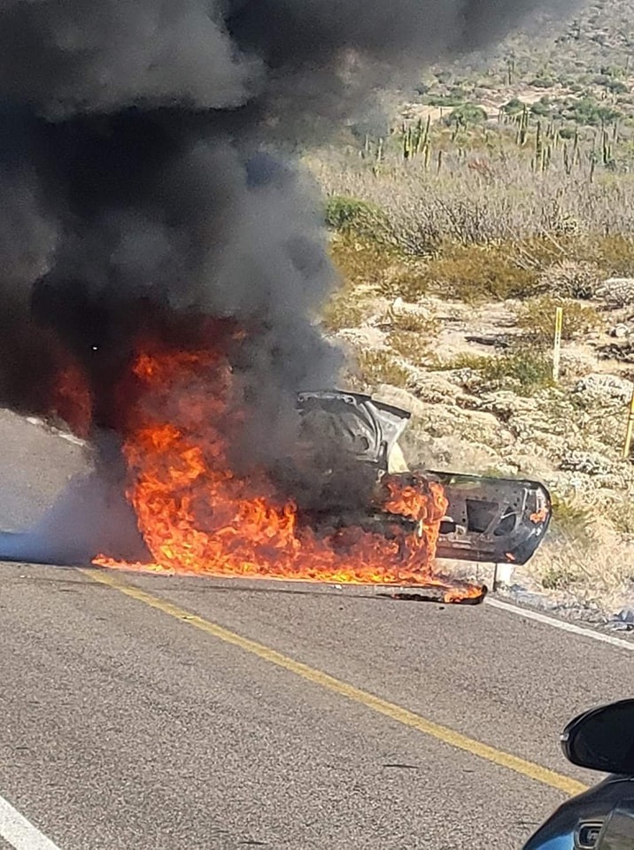 Carro incendiándose a orilla de carretera