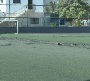 Cesped de cancha de futbol en pesimas condiciones