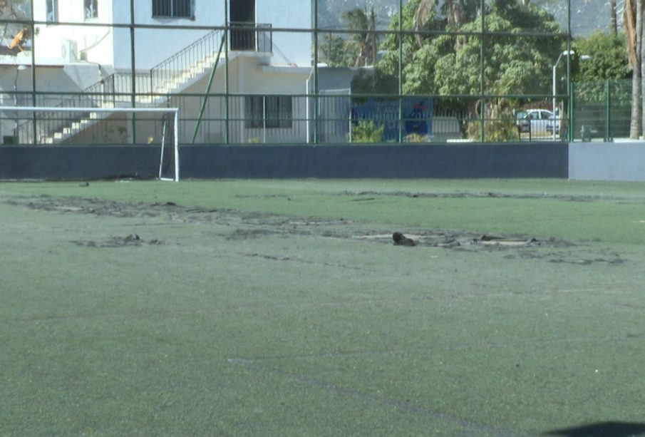 Cesped de cancha de futbol en pesimas condiciones