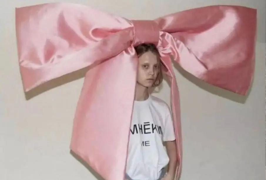 Chica con moño rosa