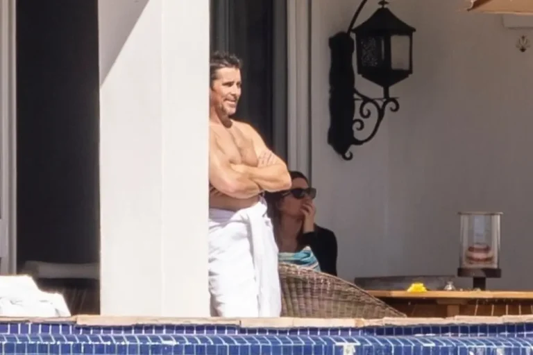 Christian Bale y esposa en área hotel de Los Cabos