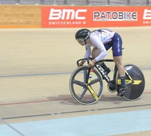 Ciclista sudcaliforniano en competencia