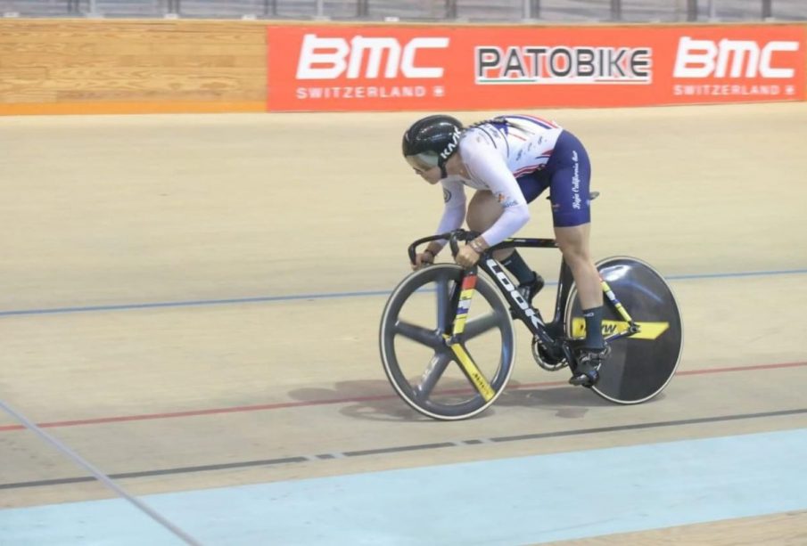 Ciclista sudcaliforniano en competencia