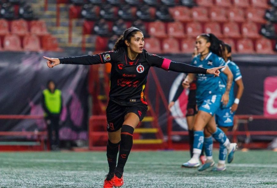 Daniela Espinosa festejando goles