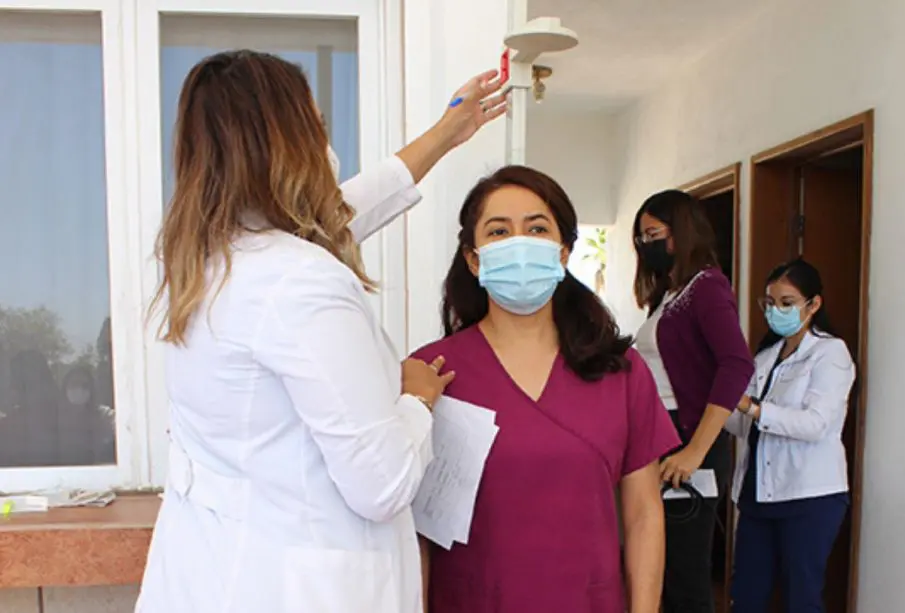 Doctora midiendo a paciente