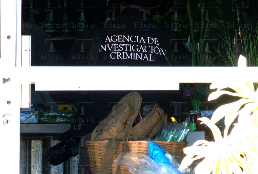 Elemento de la Agencia de Investigación Criminal dentro de tienda por cateo