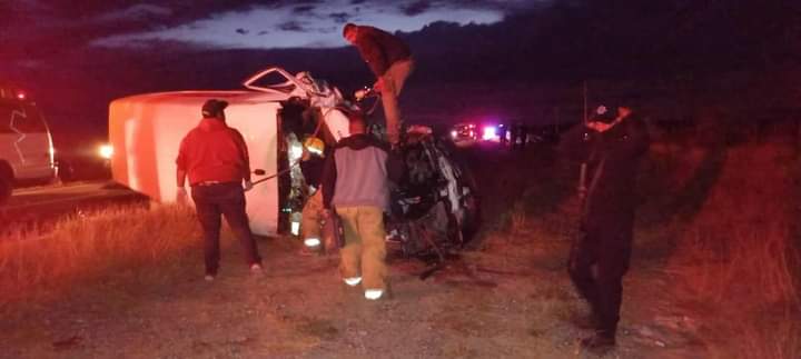 Elementos de emergencia sacando a lesionados atrapados en camioneta