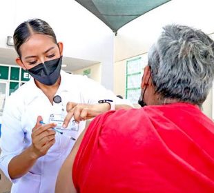 Enfermera vacunando a adulto mayor