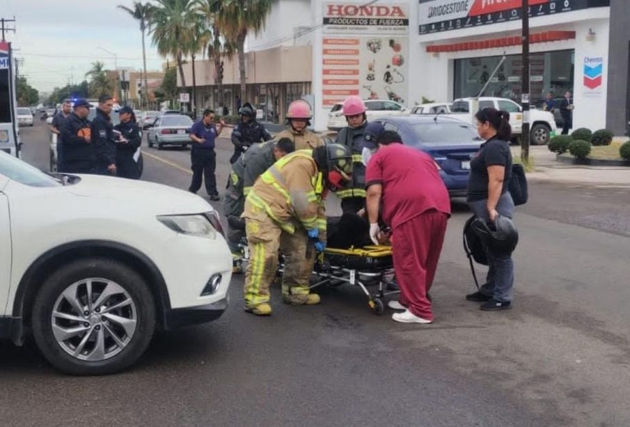 Equipo de emergencia atendiendo a motociclista herido