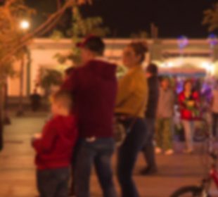 Familia caminando en centro de San José del Cabo