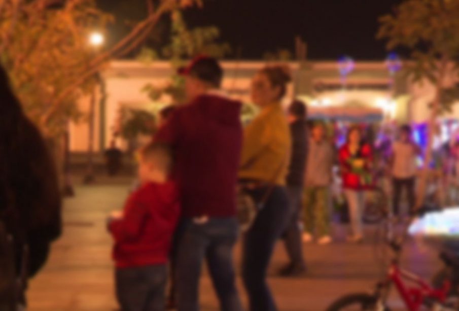 Familia caminando en centro de San José del Cabo