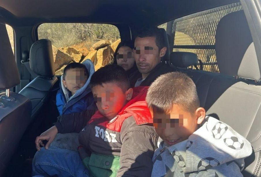 Policía de Tijuana rescata a familia mexicana extraviada