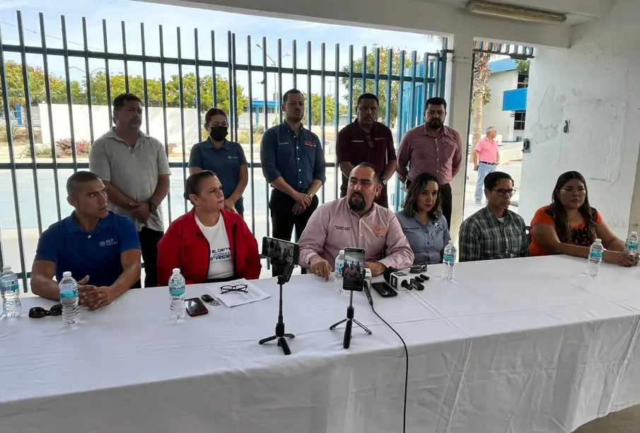 Funcionarios intengrantes del SNTE en rueda de prensa por cierre de CETMAR 31