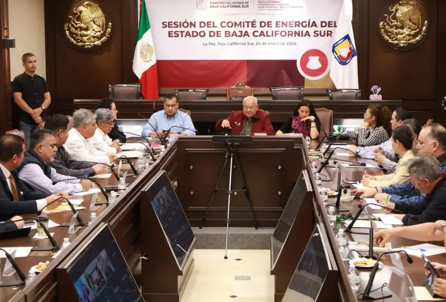Gobernador con funcionarios relacionados con la energía