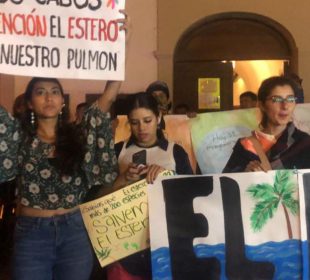 Grupo de manifestantes en San José del Cabo