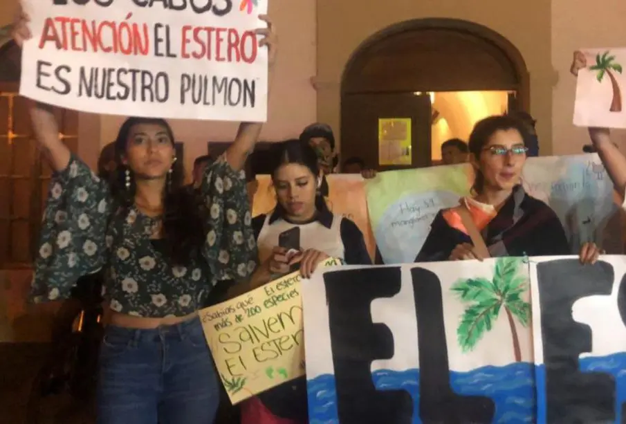 Grupo de manifestantes en San José del Cabo