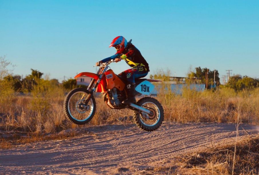 Hombre practicando motocross