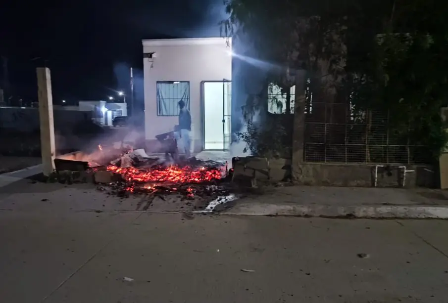 Incendio a las afueras de un hogar