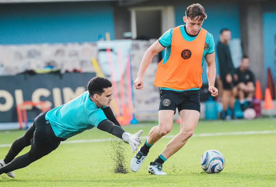 Integrantes de Atlético La Paz entrenando