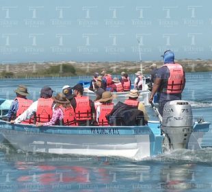 Lancha con turistas abordo