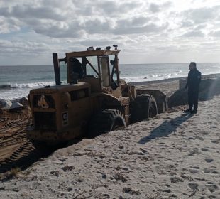 Maquinaria trabajando en zona federal marítimo-terrestre invadida por extranjero