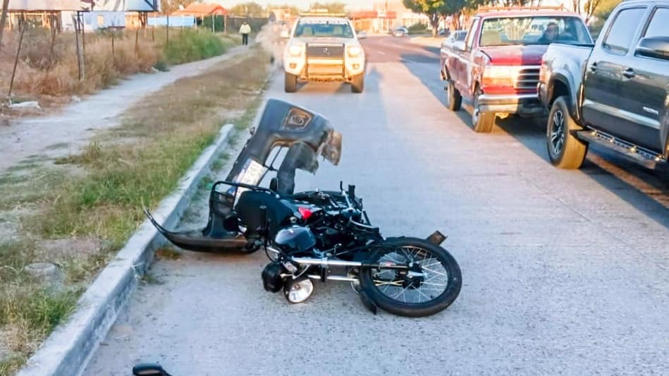 Moto destrozada en el pavimento