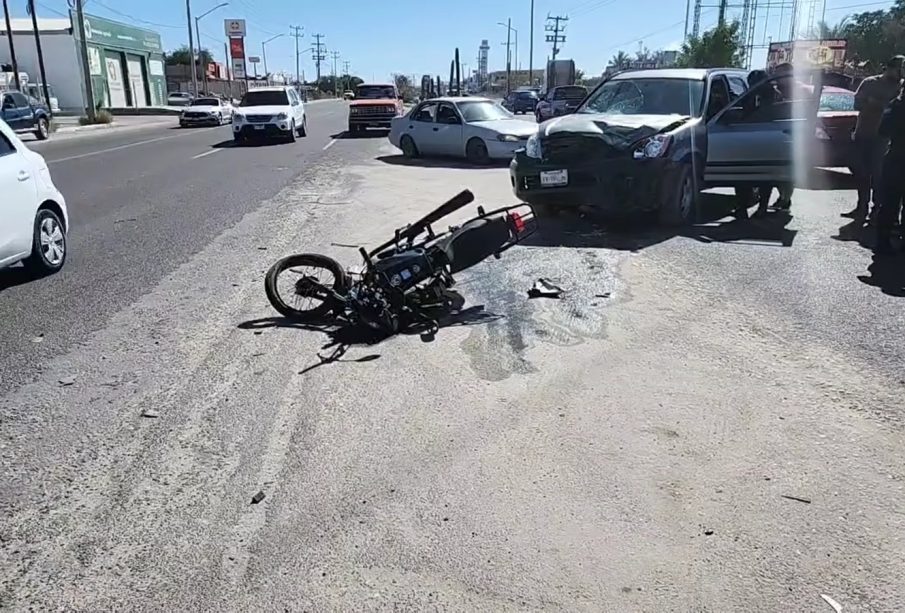 Moto y camioneta involucradas en accidente