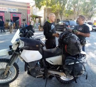 Motociclista platicando con policia tras desactivarse busqueda