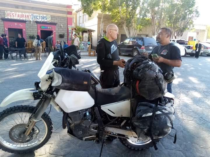 Motociclista platicando con policia tras desactivarse busqueda