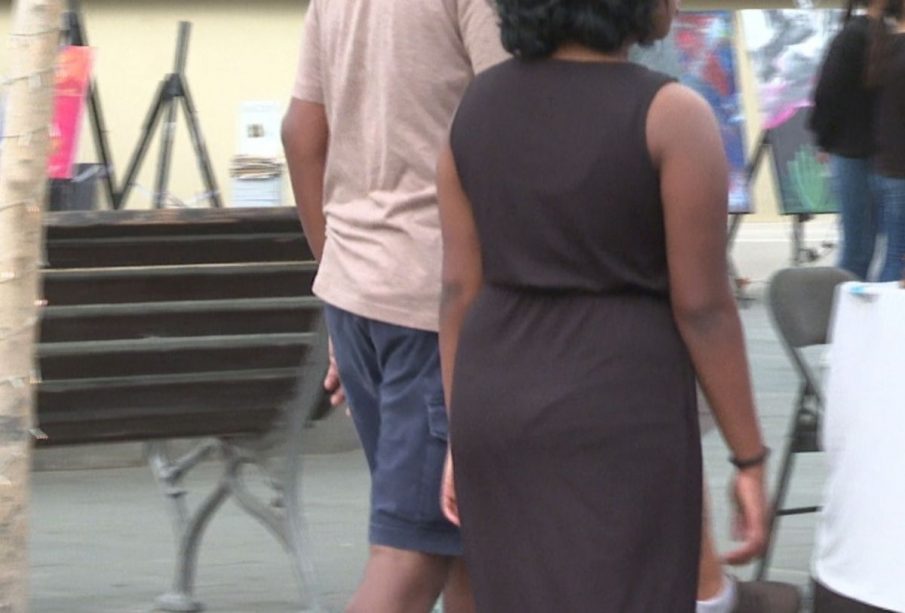 Mujer caminando en centro de SJC