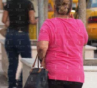 Mujer caminando en la calle