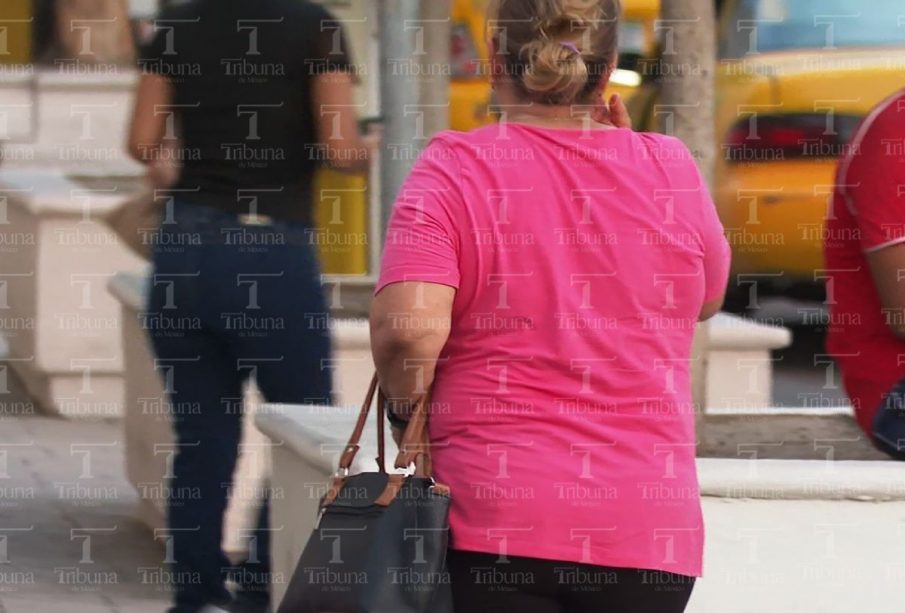 Mujer caminando en la calle