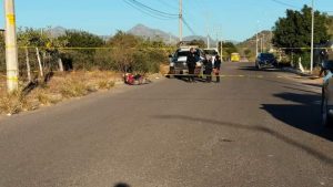 Muere mujer al caer de motocicleta