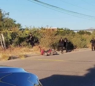 Muere mujer al caer de motocicleta