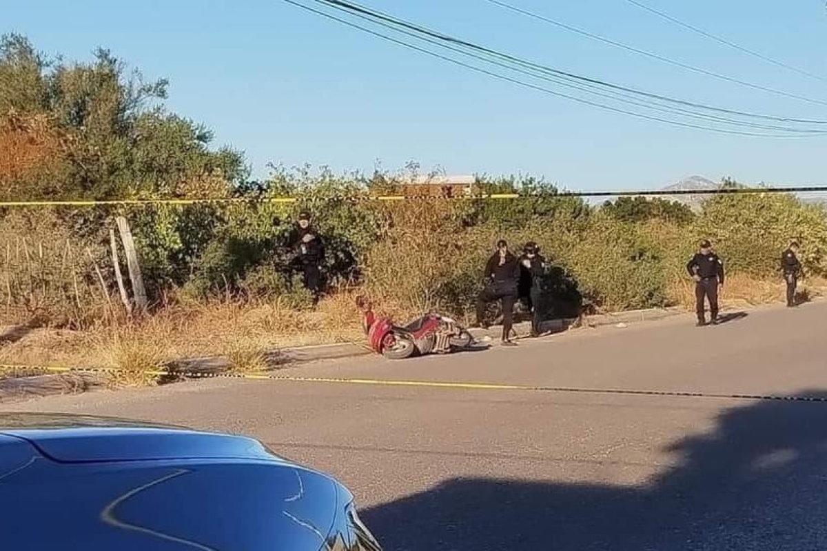 Muere mujer al caer de motocicleta