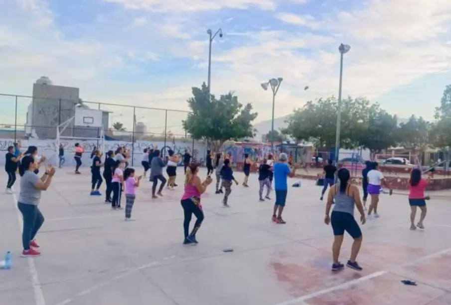 Mujeres bailando zumba