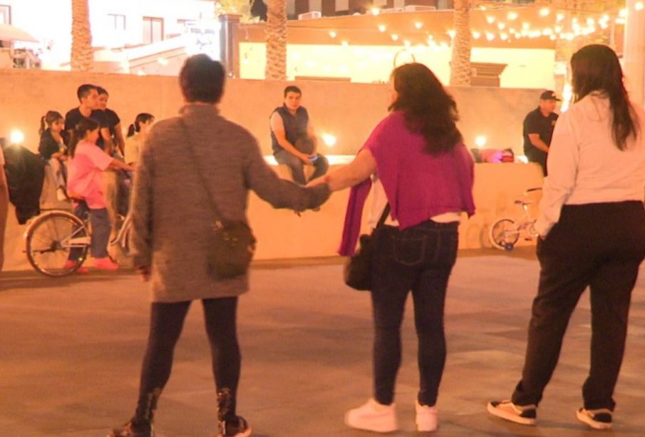 Mujeres caminando en centro de Los Cabos