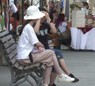 Mujeres sentadas en banca del Centro de SJC