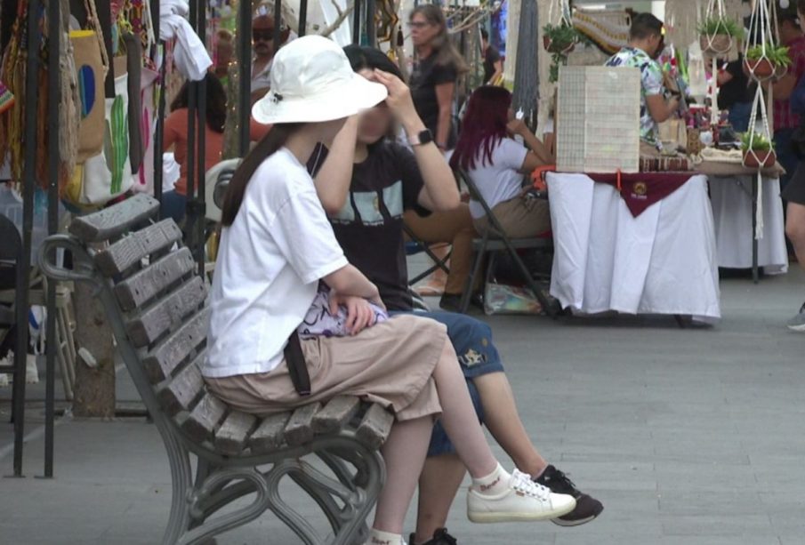 Mujeres sentadas en banca del Centro de SJC