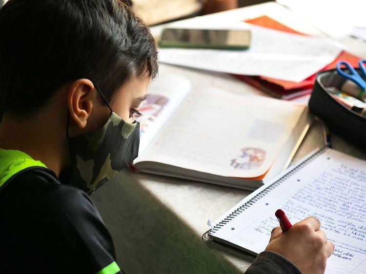 Niño haciendo tarea