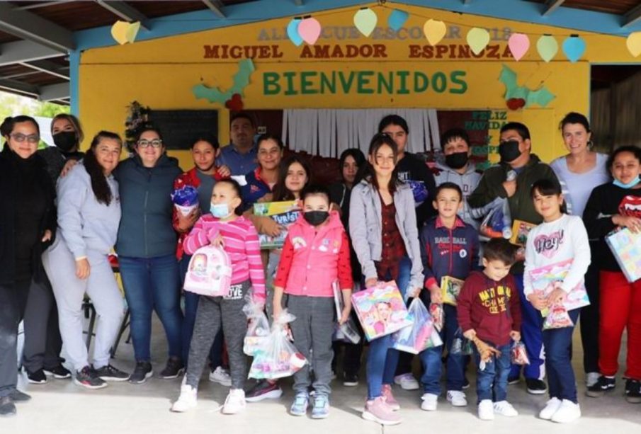 Niños de la delegación de Los Dolores con juguetes