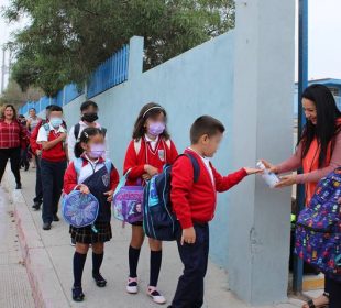 Niños de regreso a clases en BC