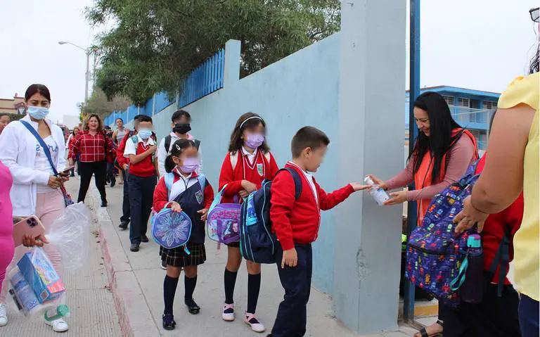Niños de regreso a clases en BC