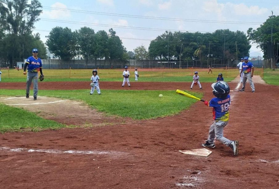 Niños jugando béisbol