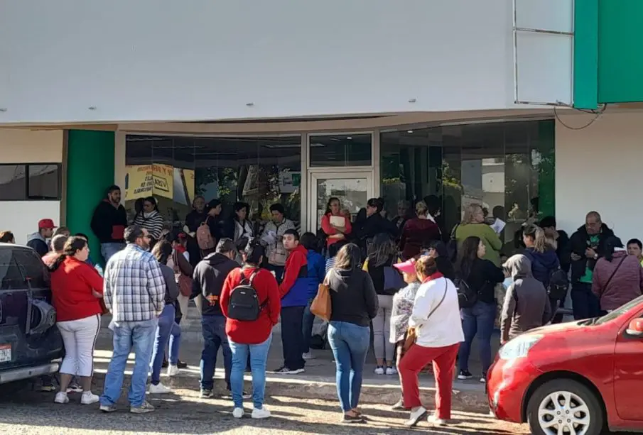 Paceños manifestándose en CFE