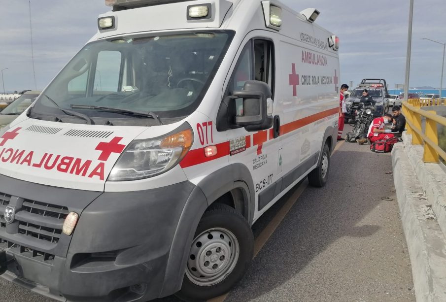 Paramédicos atendiendo a motociclista accidentado