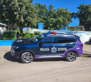 Patrulla de la policia estatal fuera de secundaria por alumno con arma