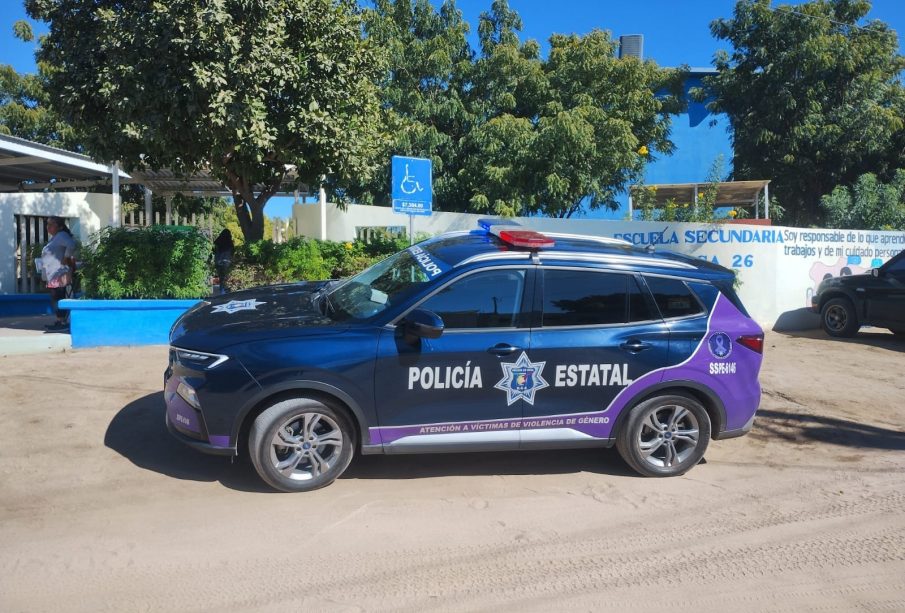 Patrulla de la policia estatal fuera de secundaria por alumno con arma