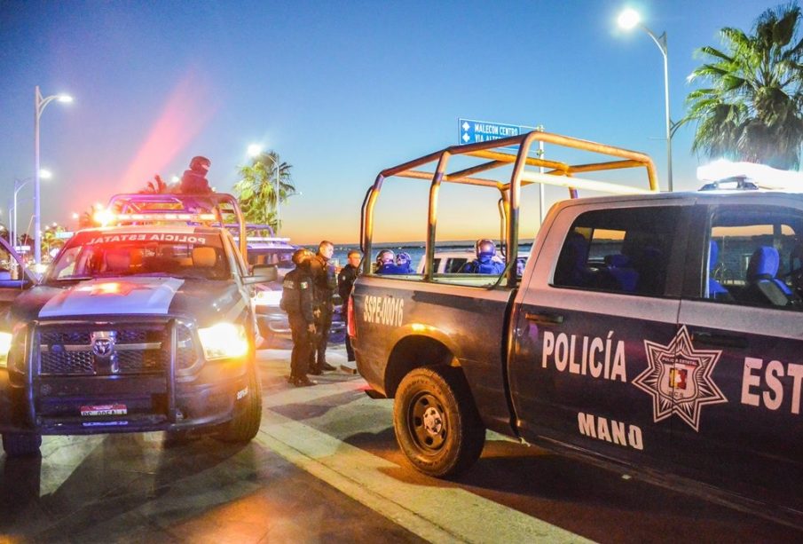 Patrullas y policías reunidos